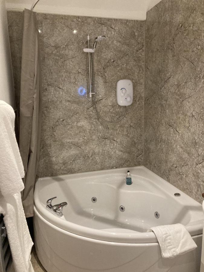 Pinewood Self Catering And *